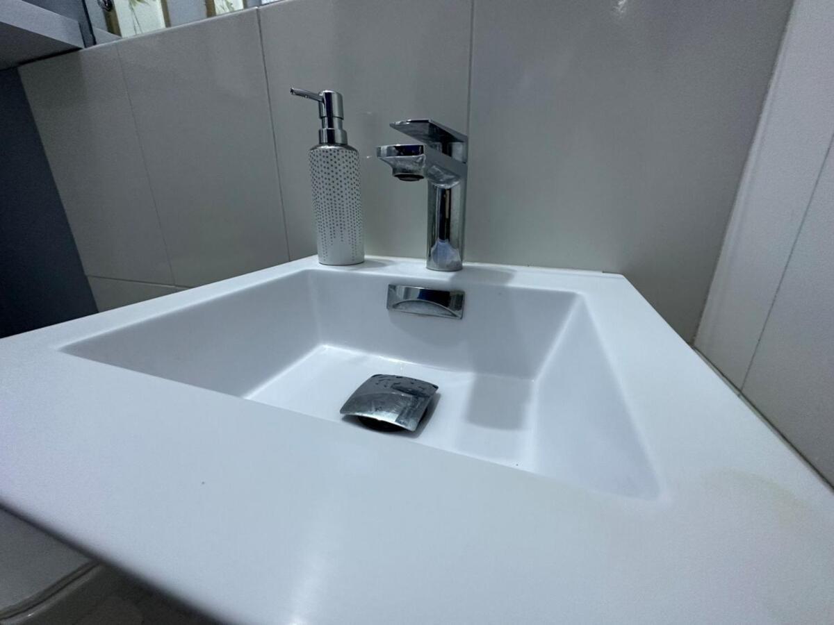 One Bedroom City Apartment Fully Ac With 24Hrs Security Kingston Exterior photo