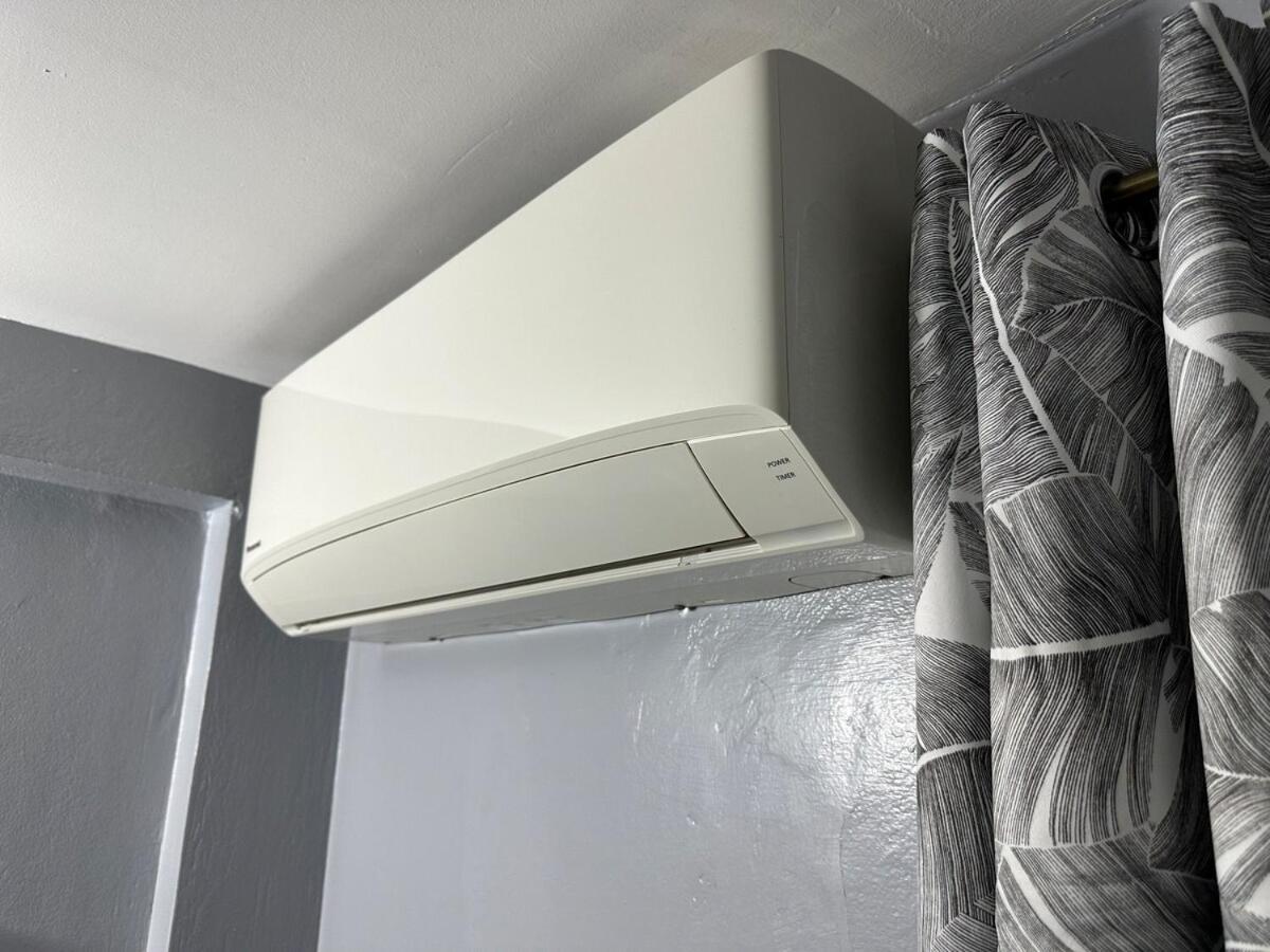 One Bedroom City Apartment Fully Ac With 24Hrs Security Kingston Exterior photo