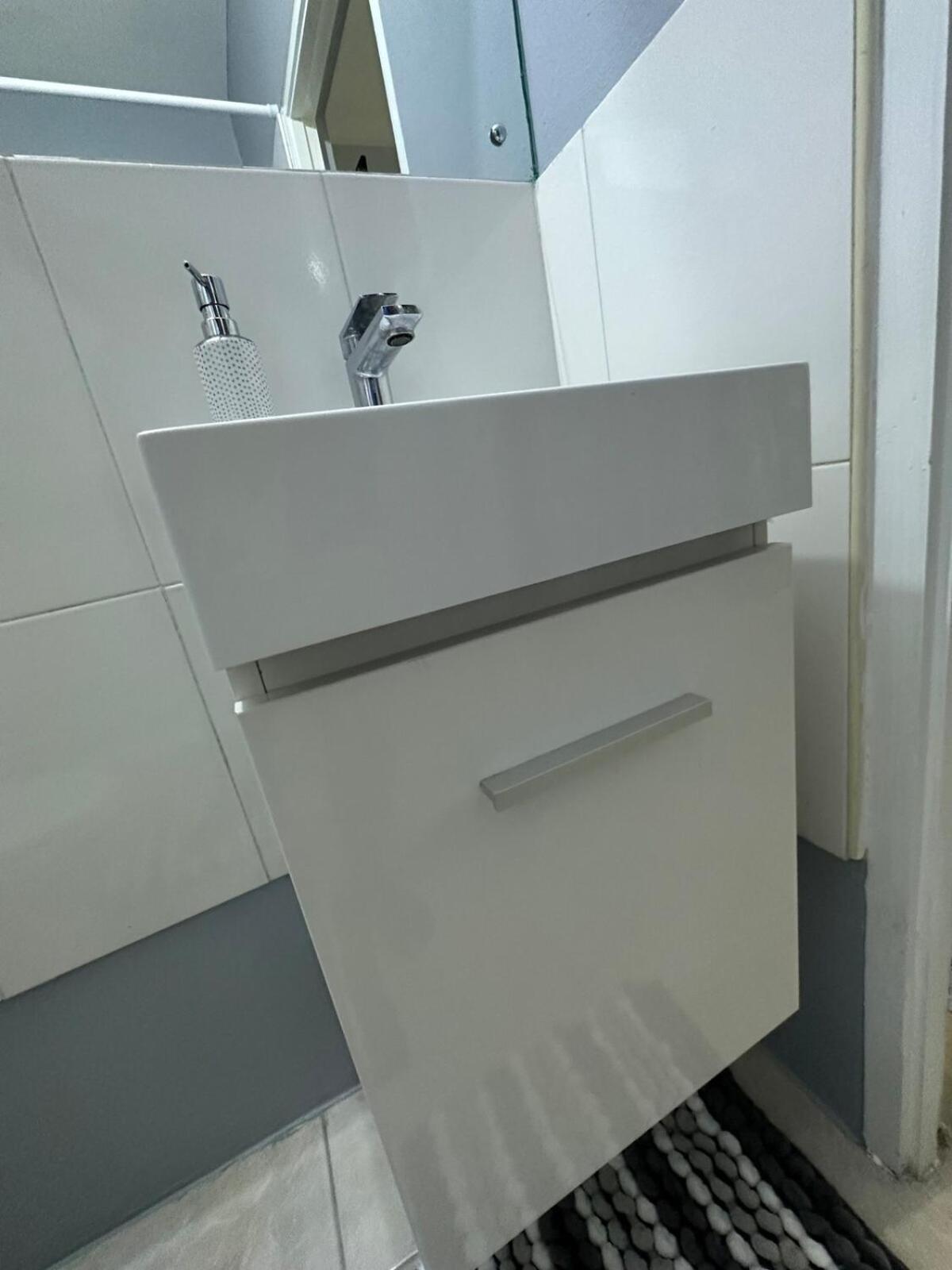 One Bedroom City Apartment Fully Ac With 24Hrs Security Kingston Exterior photo