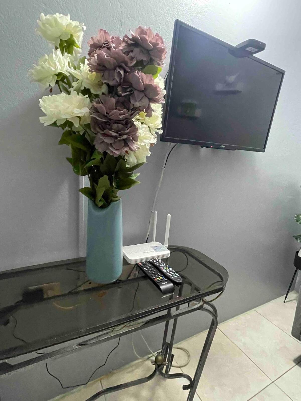 One Bedroom City Apartment Fully Ac With 24Hrs Security Kingston Exterior photo