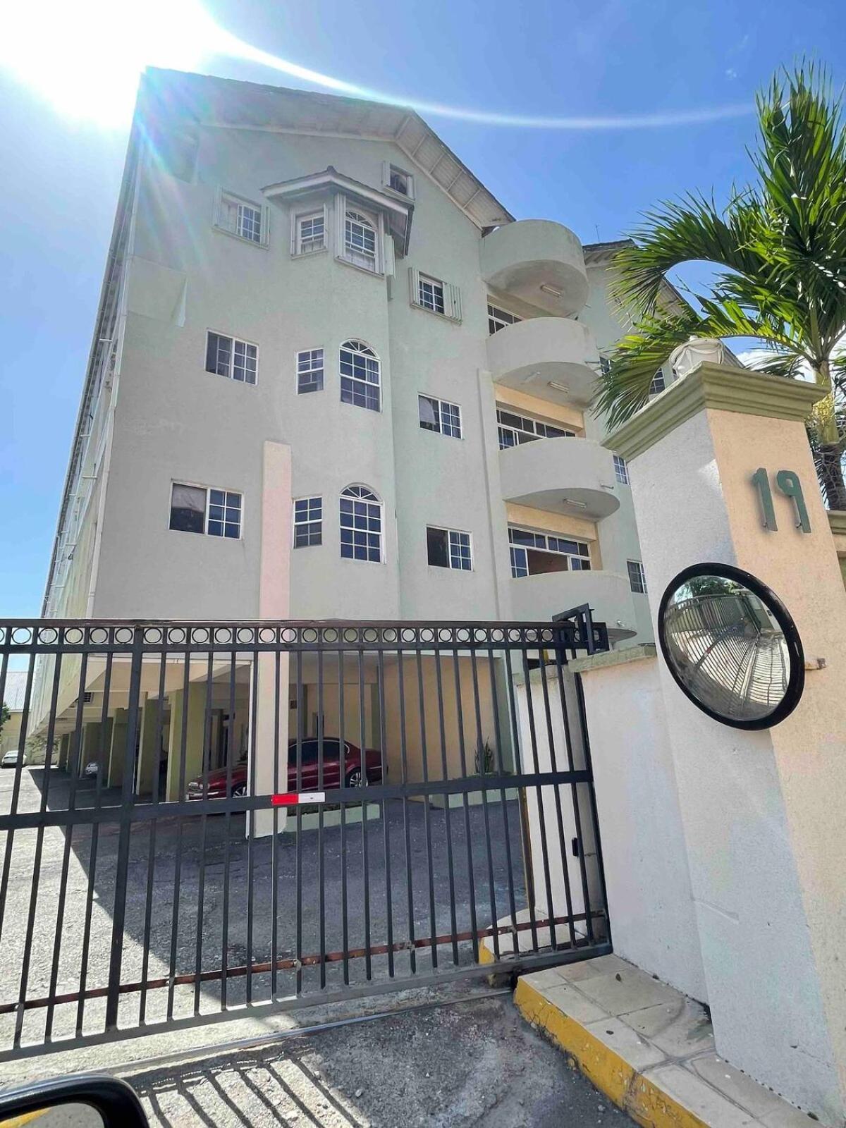 One Bedroom City Apartment Fully Ac With 24Hrs Security Kingston Exterior photo